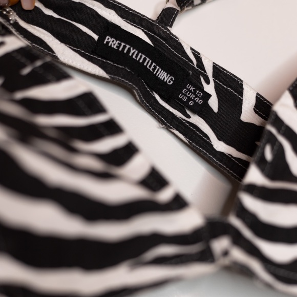 PrettyLittleThing Monochrome Tiger Print Denim Bralet - US8 - Picture 3 of 5